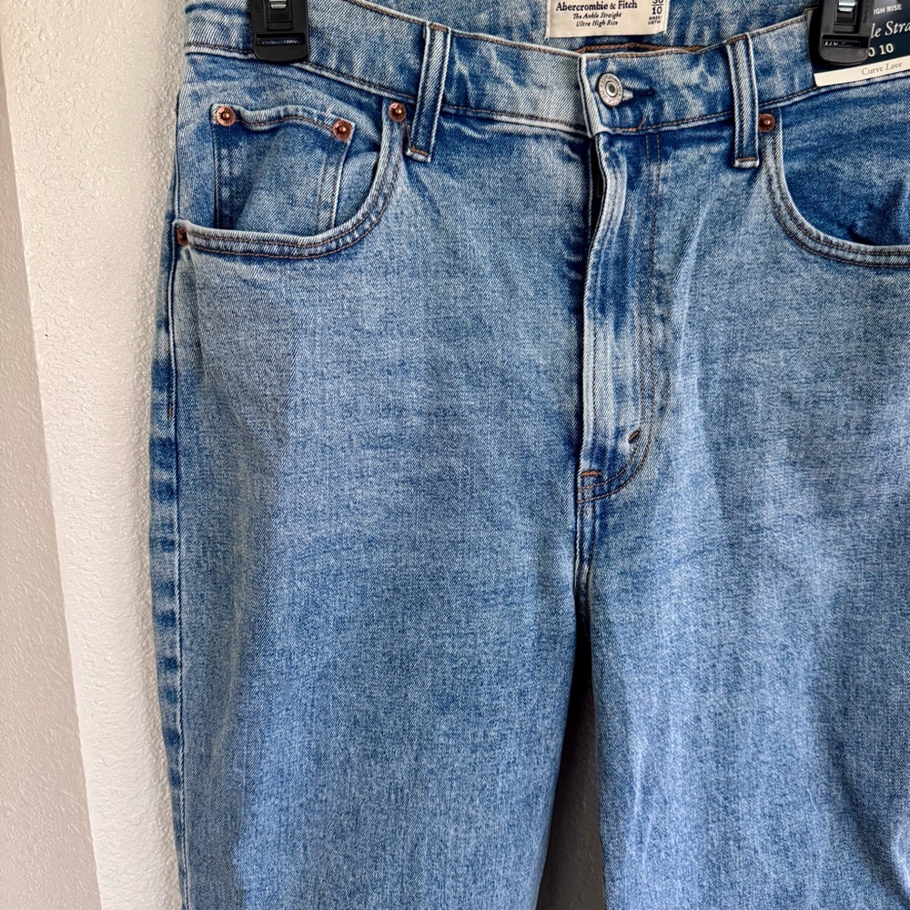 Abercrombie Curve Love High Rise Straight Jeans Light Wash NWT 10/30 - Picture 4 of 7